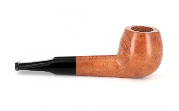 Short pipe with a vulcanite saddle stem