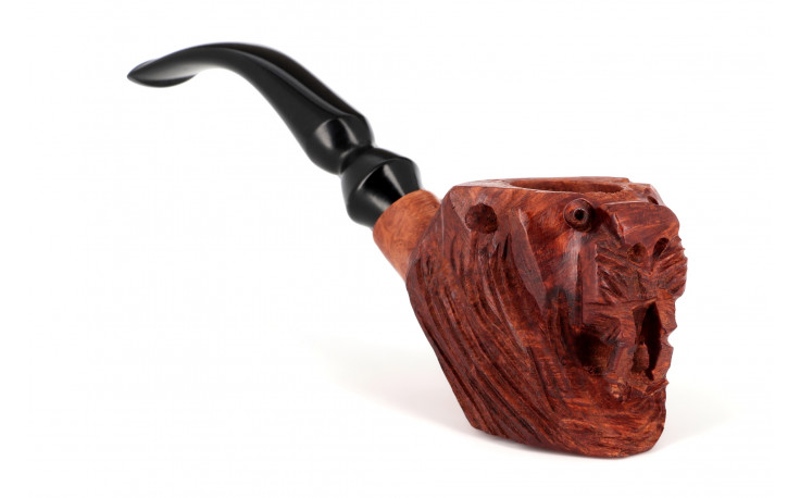 Lion sculpted pipe