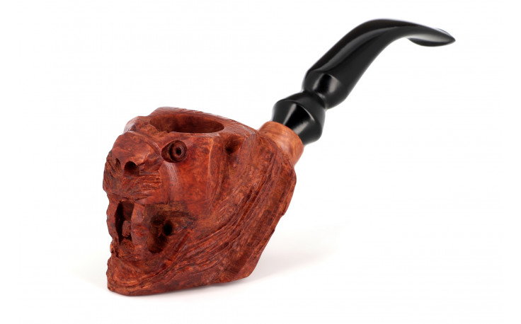 Lion sculpted pipe