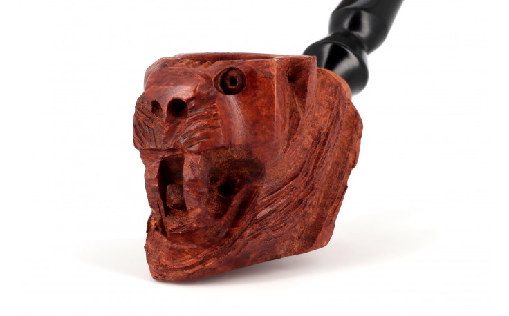 Lion sculpted pipe