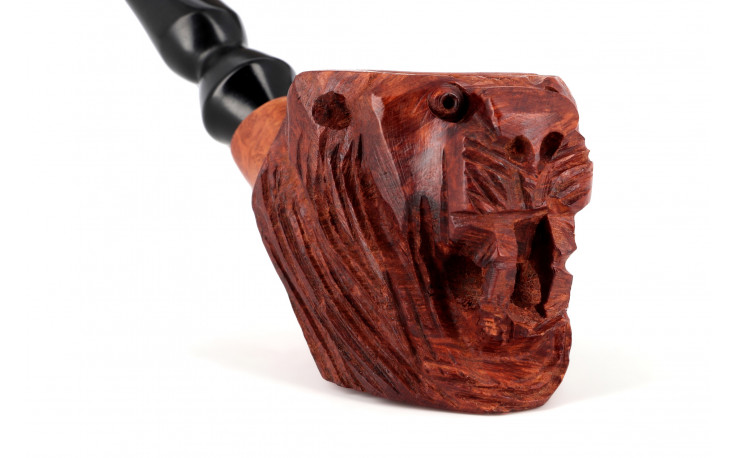 Lion sculpted pipe