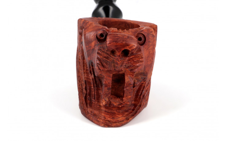 Lion sculpted pipe