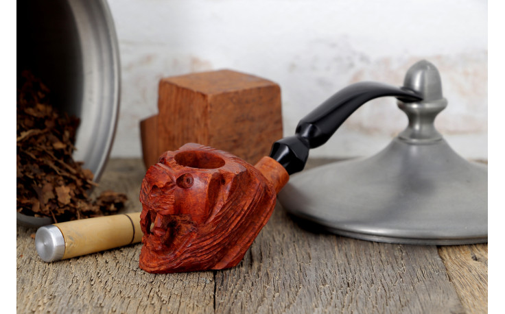 Lion sculpted pipe