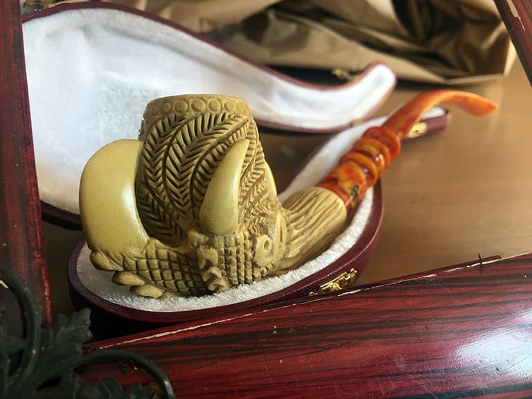 Meerschaum pipe sculpted with claws