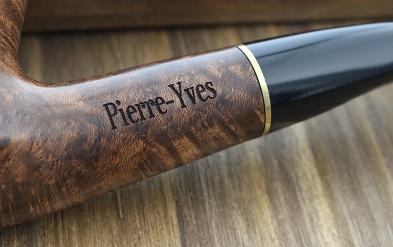 Custom pipe engraved with the name Jean-Yves