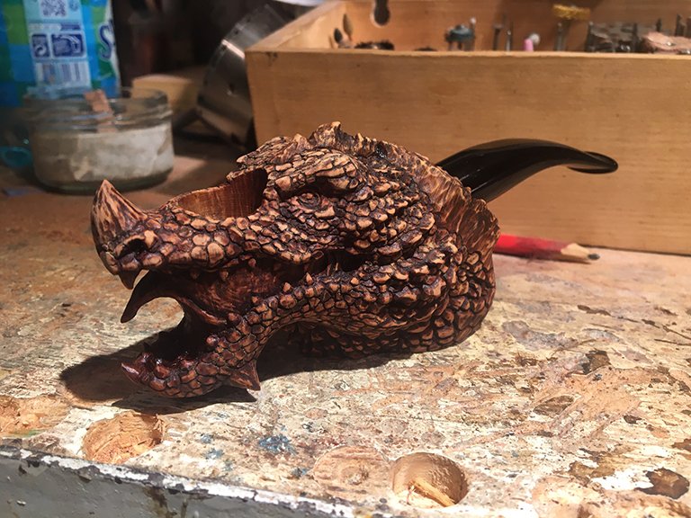 Briar pipe sculpted with a Dragon head