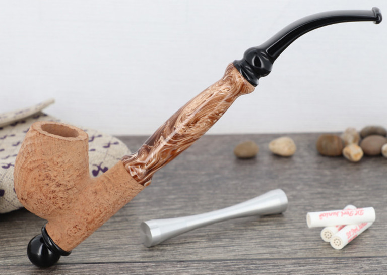 Eole Cavalier pipe with a sandblasted briar