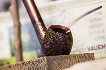 Eron The Shire Vauen pipe with a sandblasted briar